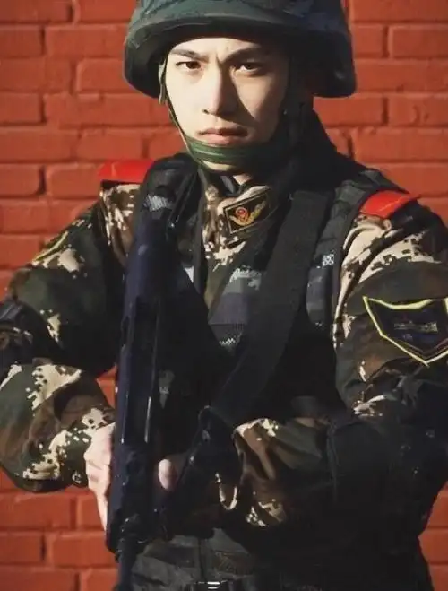 很好玩了,杨洋的颜值看来也是真的被男生认可了,在他穿上军装的时候