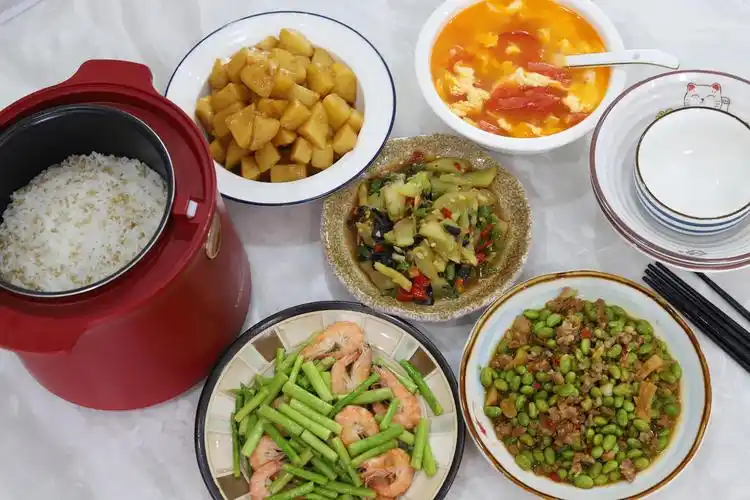 一家三口的午餐四菜一汤有荤有素花了不到20块钱丰盛营养