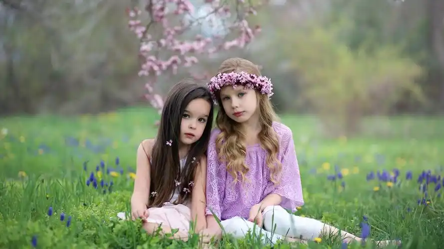 两个可爱的女孩,自然,草 壁纸