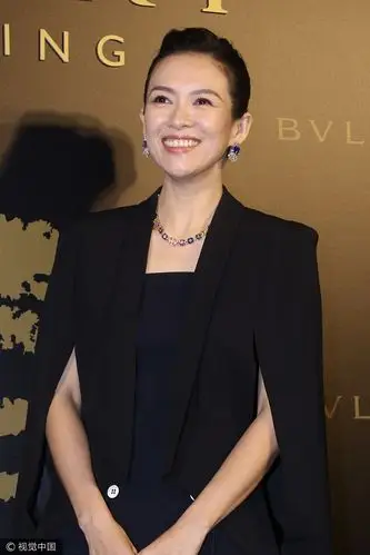 章子怡穿黑色斗篷西装外套出席某活动