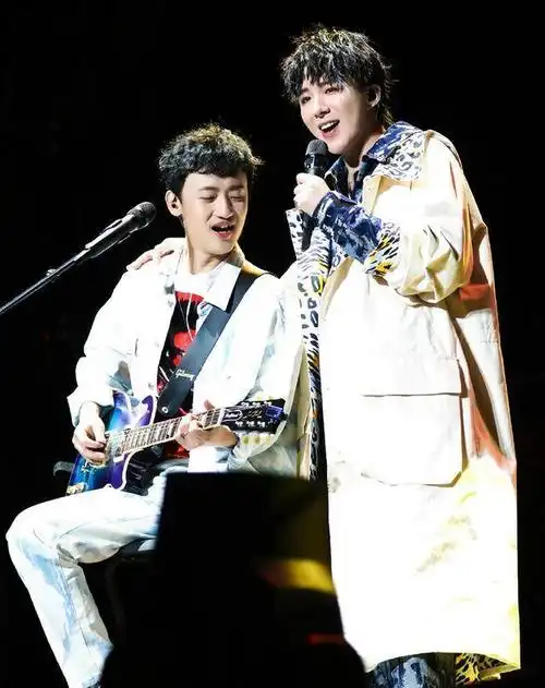 摩登兄弟巡演首演刘宇宁连换五套造型一次比一次帅气