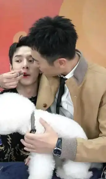 朱亚文靠硬汉形象走红与老婆因戏生情如今成宠妻狂魔