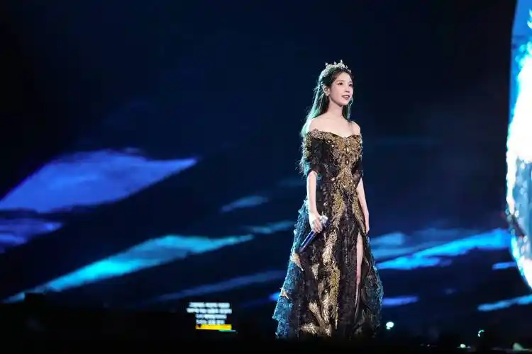 韩国艺人李知恩带病开演唱会,自曝饱受耳疾之苦,罹患一年未能痊愈_曾