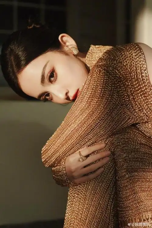 古力娜扎金色全露背镂空长裙尽显玲珑曲线,妩媚迷人堪称女神!