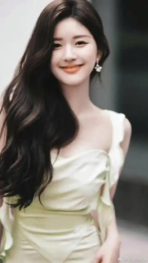 吊带露背裙造型太美啦#赵露思生图赵露思穿搭真的是,瘦而不柴仙女下凡