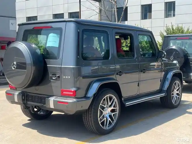 22款奔驰g63前脸看上去更为粗犷,氙气大灯下方还增添了时下流行的led