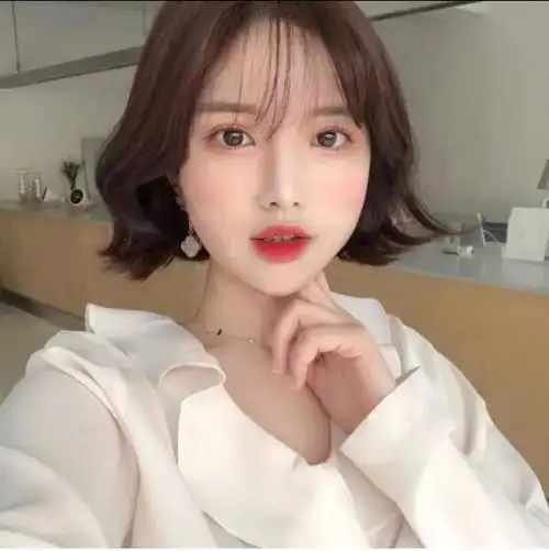 大饼脸的女孩子,选对了发型比减肥来的实在,网友:短发很瘦脸(胖脸女生