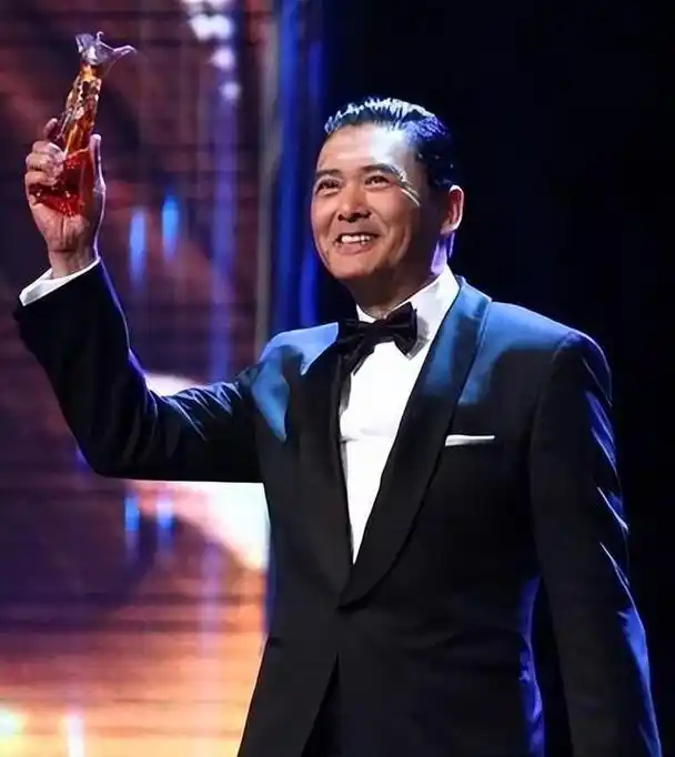 68岁周润发近照看着心酸手臂皮包骨全是疙瘩晚年患糖尿病