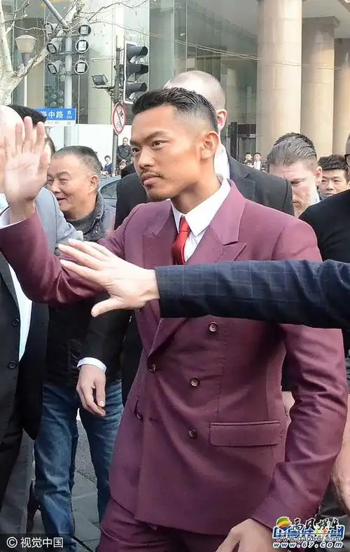 日前林丹一身紫红西装现身上海街头显骚气