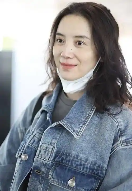 宋佳在机场被拍,穿普通牛仔衣连素颜都这么漂亮,气质出众不做作_年纪