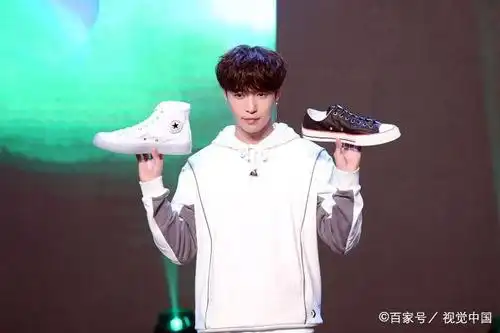 张艺兴现身匡威品牌活动,一身白色搭配挺帅气,但真不建议这么搭