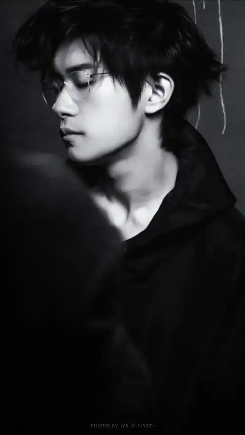 易烊千玺elle3月刊封面##易烊千玺世界尽头传来的影像回响