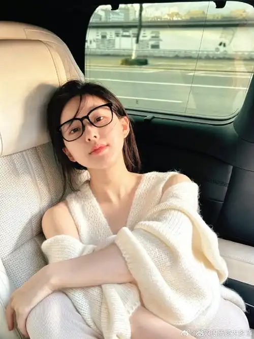 #赵露思白色漏肩毛衣##赵露思晒车内素颜随拍#
