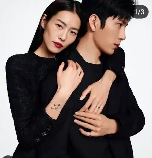 偶遇井柏然陪刘雯逛街,跟女友身后紧张到抠手,裤子全是褶太真实_网友