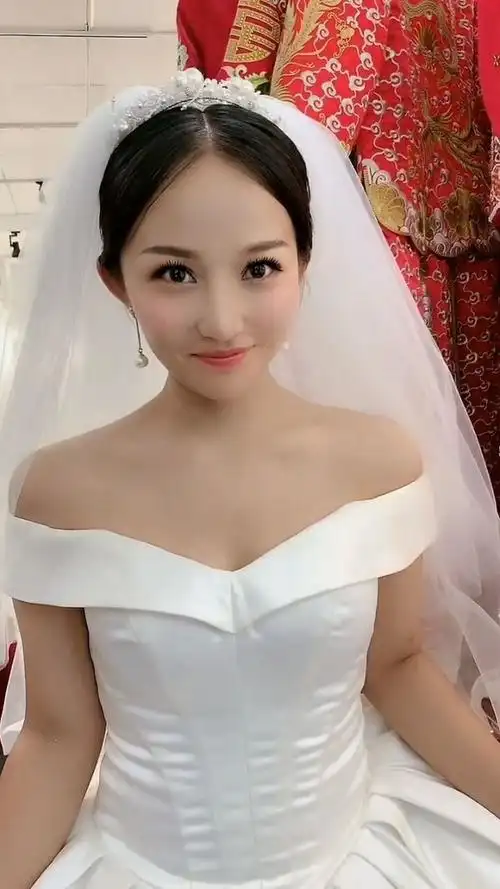 今天给你们看一位甜美系的新娘子,真的特别漂亮