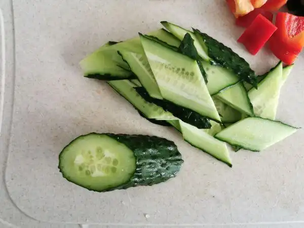 黄瓜从横切面竖着切,这样切出来就是菱形了.