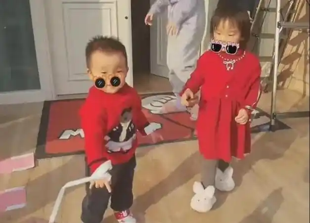 郑恺苗苗两家人吃团圆饭三胎女宝宝出镜老大老二正脸都像郑恺