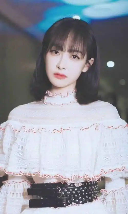 宋茜刚刚出道的时候,经常以齐刘海的形象现身,看起来非常乖巧.