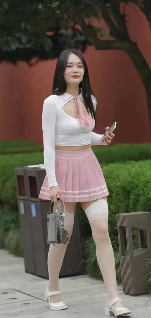 小姐姐身穿白色翻领修身t恤搭配粉色百褶短裙甜美减龄又显个性