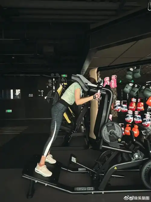 关晓彤晒健身自拍,是每天坚持健身的自律宝宝呀,这么美的身材还不快给