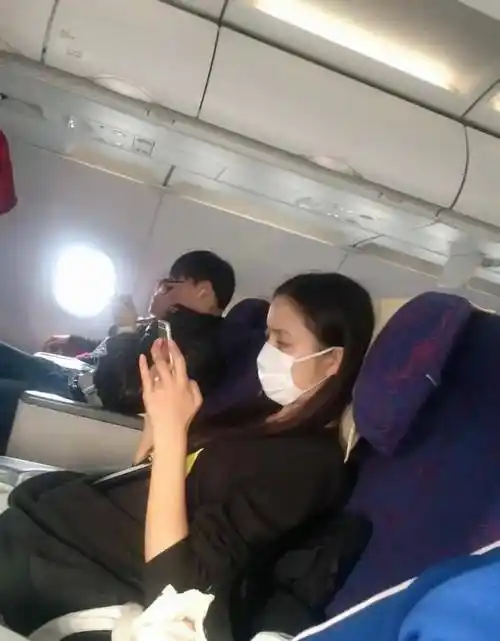 38岁佟丽娅坐飞机被偶遇!