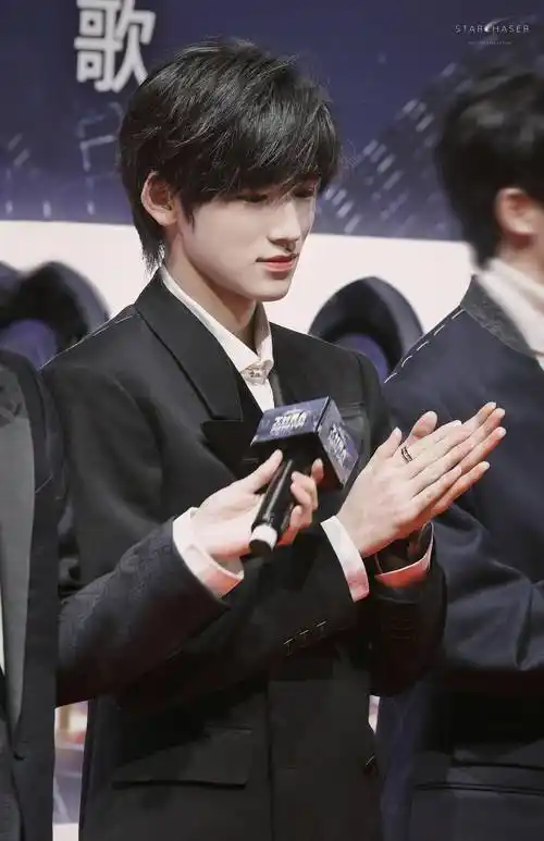 宋亚轩红毯饭拍图allblack西装小宋被帅到窒息了