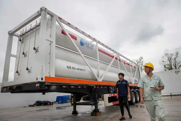 在位于两江新区鱼复新城两江大道的重庆两江加氢站,氢气通过管束车