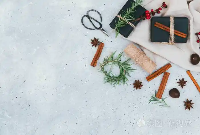 复古背景与圣诞diy礼品包装理念平躺复制空间
