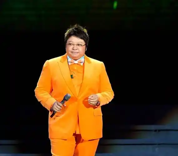 51岁韩红到超市扫货被拍,挺大肚腋下赘肉明显,男司机作陪显亲密_蔬菜