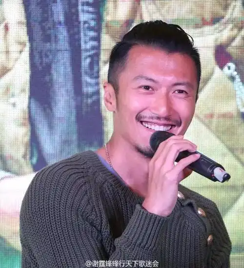 谢霆锋扎了个丸子头出席活动 被曝新欢旧爱都喜欢