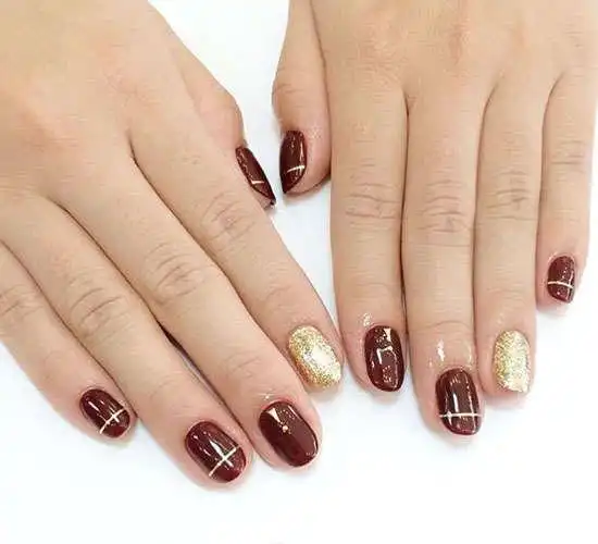 尚2018最流行的指甲颜色短指甲美甲图片酒红色