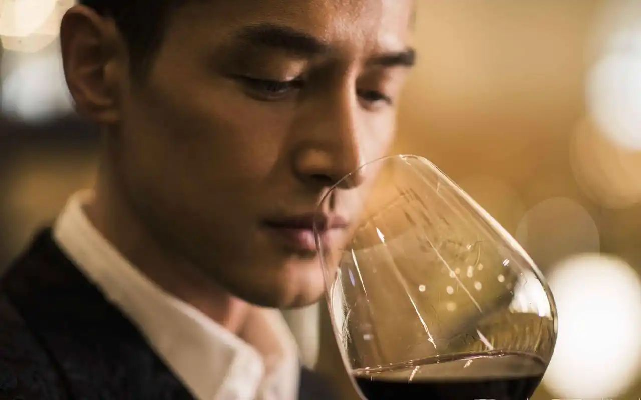 胡歌绅士黑白帅气写真图片桌面壁纸高清大图预览1920×1200_大陆明星