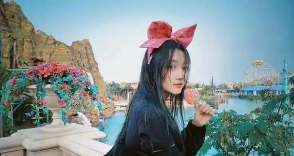 关晓彤打卡环球影城,把儿童项目玩成了过山车,游客:她全程尖叫_王源