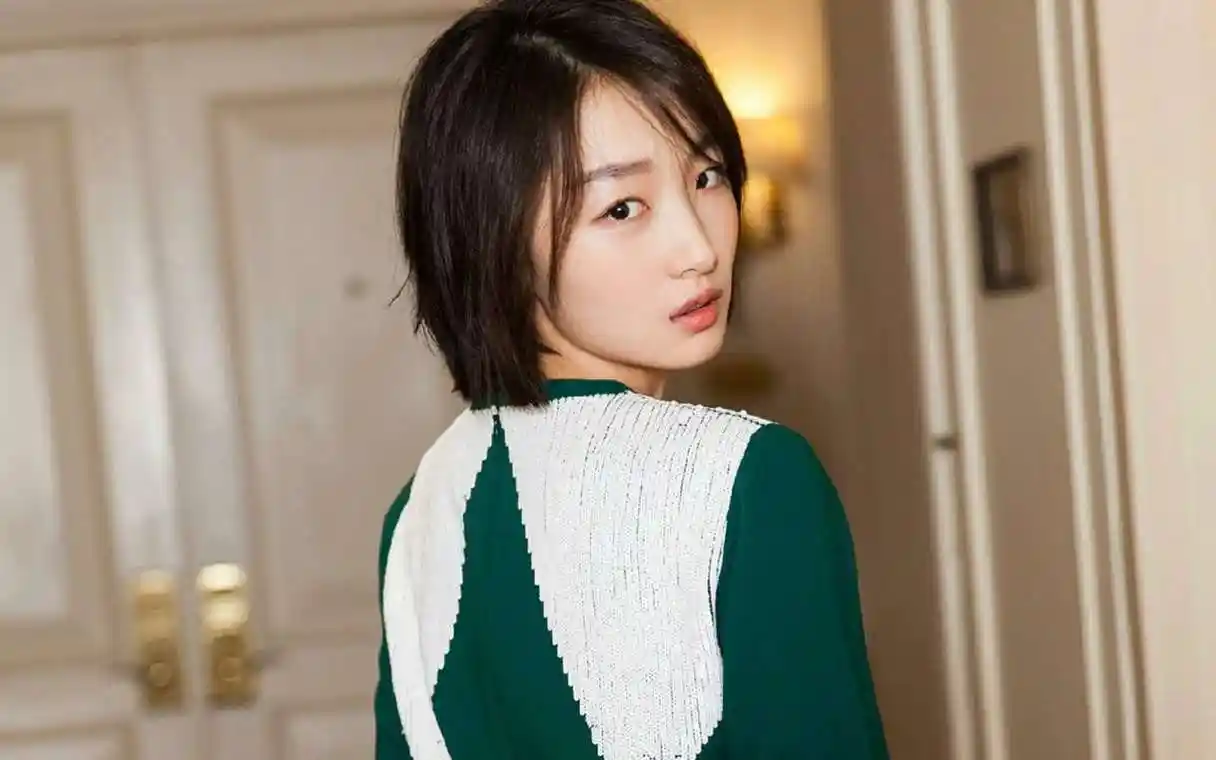 周冬雨时尚养眼写真图片桌面壁纸