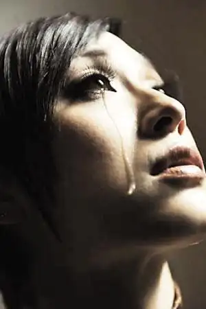 我是个恶魔却狠狠榨干了你最后一滴血我看到你绝望的脸你的声音在呼喊