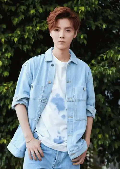 鹿晗最新时尚大片,"眼镜杀"又a又欲,不愧是exo门面担当