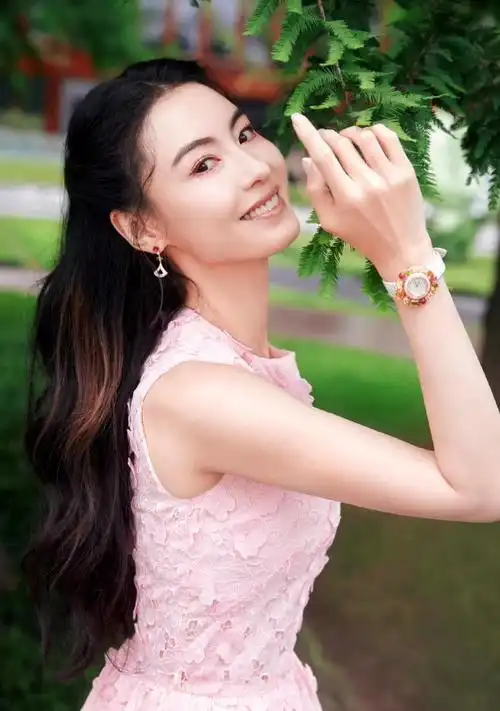 43岁张柏芝美到巴黎了,穿破洞牛仔裤高调走机场,罕见扮酷真惊艳