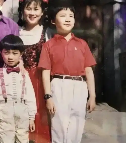 明星童年照王源呆萌可爱大张伟从小自带喜感沈腾萌化了