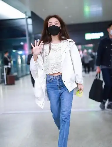 邓家佳低调现身机场,一身"挖洞装"真招摇,身材纤瘦惹人羡