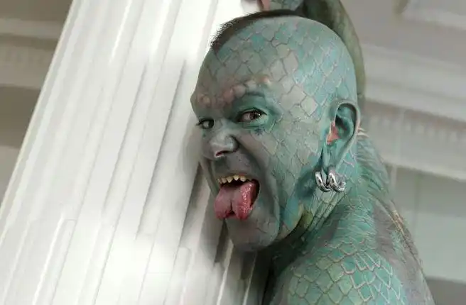 发现这个男子身上脸上长满鳞片,而且他的舌头和常人不同,怎么是两半的