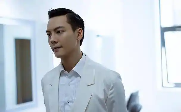 38岁陈伟霆当伴郎抢镜,被多位富婆邀请合影,新郎来头不小