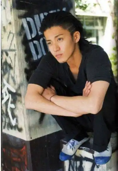 最"佛系"经纪公司:收入全靠一个艺人,老板亲自探班让他坚持_小栗旬