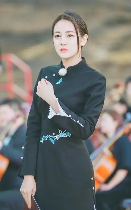迪丽热巴的旗袍造型,可美可媚,衬托完美身材