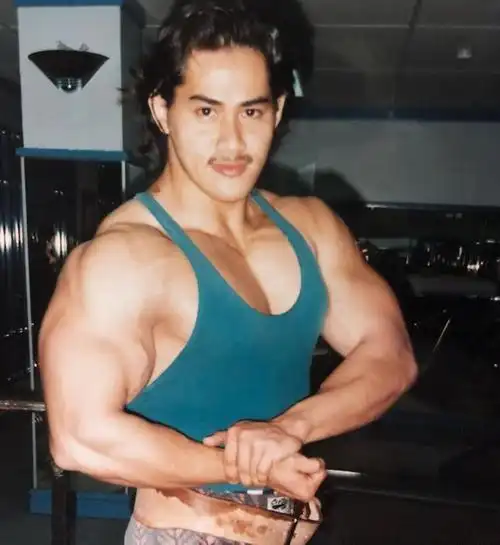 50岁大叔一身肌肉,已经坚持健身30多年,姜还是老的辣