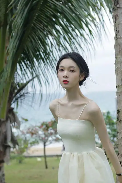 陈瑶身材真好公主吊带裙上身少女感氛围满满这个版型属实挑人