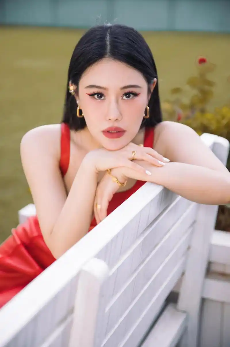 袁娅维真厉害!把皮质红色吊带连衣裙穿出时尚感,显得格外有韵味_显示