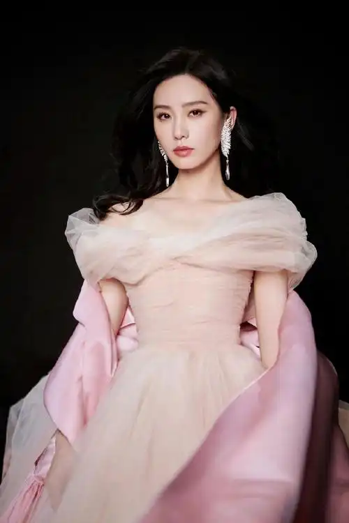 刘诗诗成功过瘦身,颧骨变高更有气场