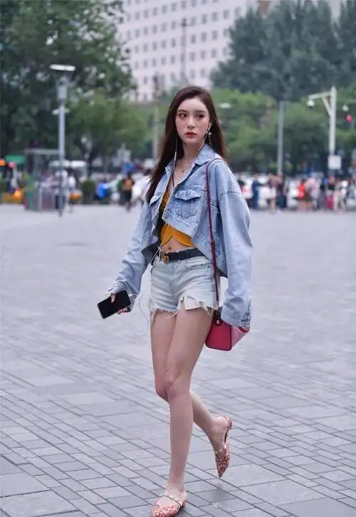清爽超短裤震撼登场,手把手带你潮流街拍女生