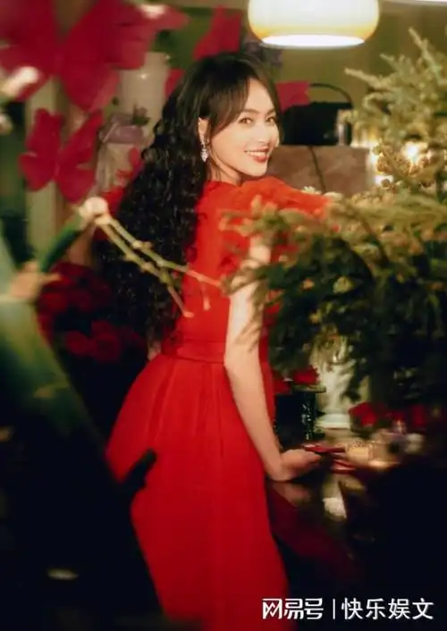 唐嫣大年初一晒照送祝福一身红裙明艳动人梦回繁花汪小姐