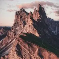 气势磅礴的陡峭山峰风景头像【点击鼠标右键下载】